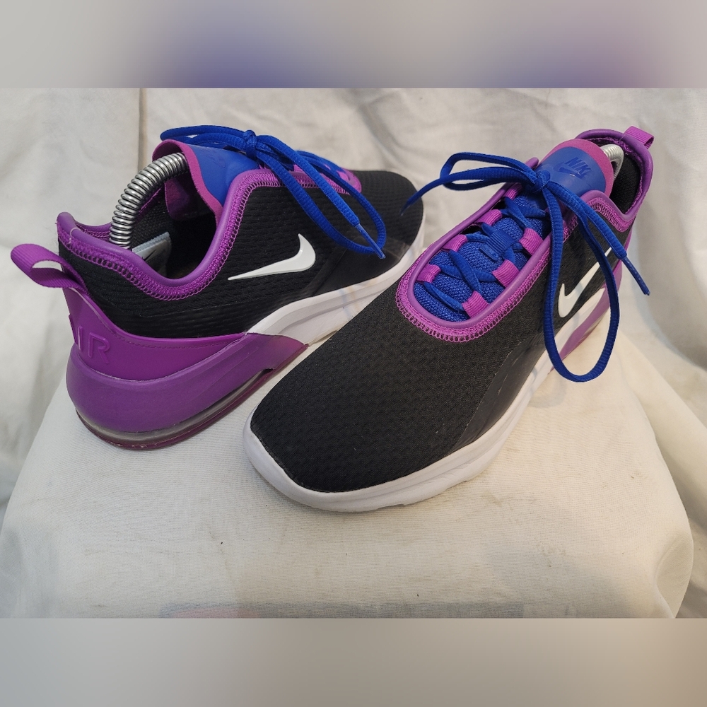 Nike Air Max Motion 2 Sz 9 Womens